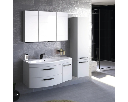Salle de bains avec meuble sous-lavabo, armoire de toilette et armoire haute en blanc