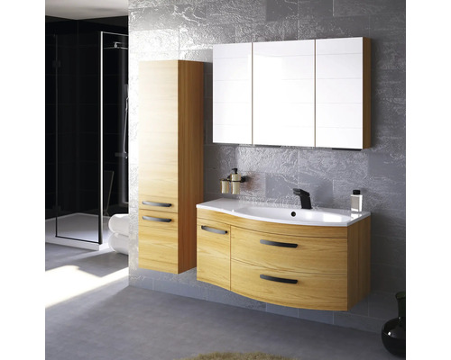 Badezimmer mit Waschtischunterschrank, Spiegelschrank und Hochschrank