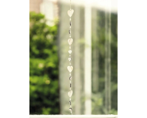 Dekoration mit Herzen vor einem Fenster