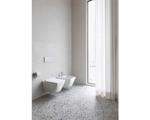 Modernes Badezimmer mit Wand-WC, Bidet und Fenster