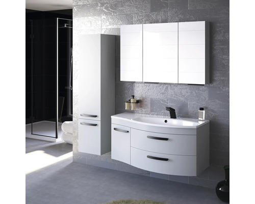 Salle de bain moderne avec meuble-lavabo, armoire de toilette et armoire haute