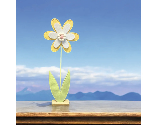 Dekorative Stoffblume auf Holzsockel