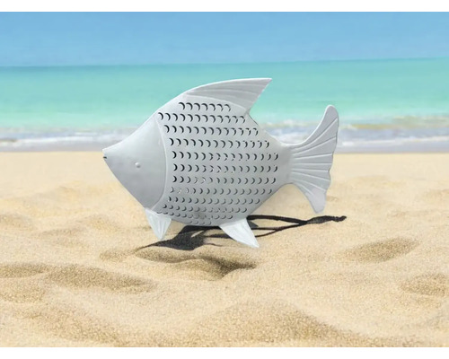 Dekofigur Fisch aus Metall mit Lochmuster auf Sand