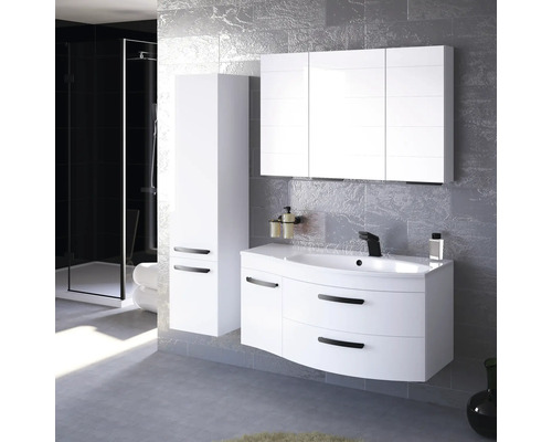Salle de bains avec meuble sous-lavabo blanc, armoire de toilette et armoire haute devant un mur gris