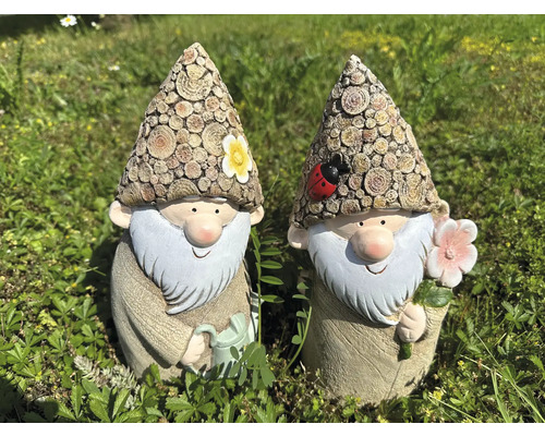 Zwei Gartenzwerge aus Kunstharz mit Dekor im Garten