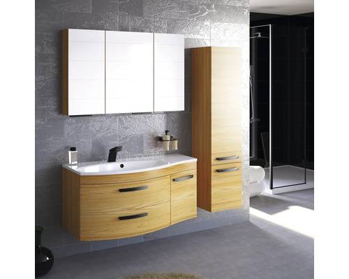 Badezimmer mit Waschtischunterschrank, Spiegelschrank und Hochschrank