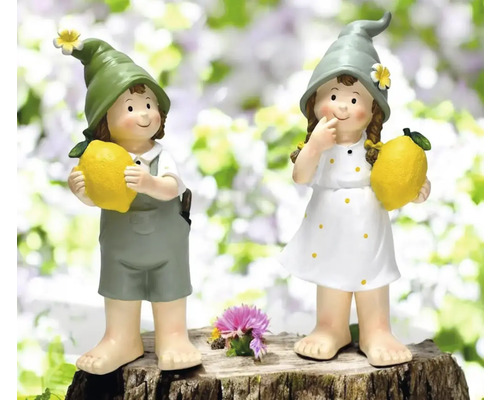 Zwei Gartenzwergfiguren mit Zitrone auf einem Baumstumpf