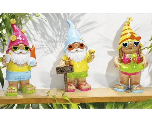 Drei Gartenzwerge im Sommerlook mit Sonnenbrillen, Badesachen und Accessoires.