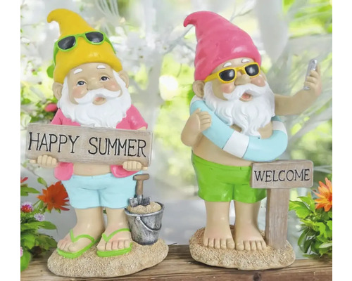 Zwei Gartenzwerge im Sommerlook mit Schildern