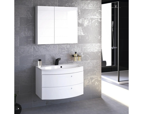 Badezimmer mit Waschbeckenunterschrank, Waschbecken und Spiegelschrank