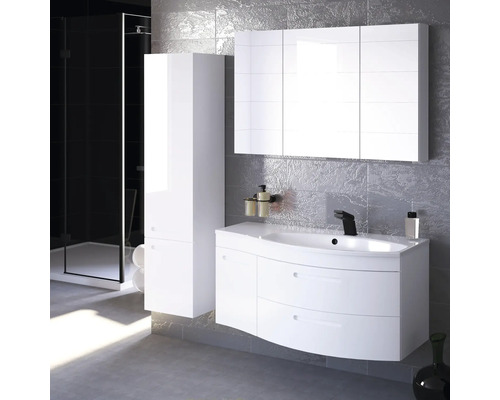 Modernes Badezimmer mit weißem Waschtisch, Spiegelschrank und Hochschrank.