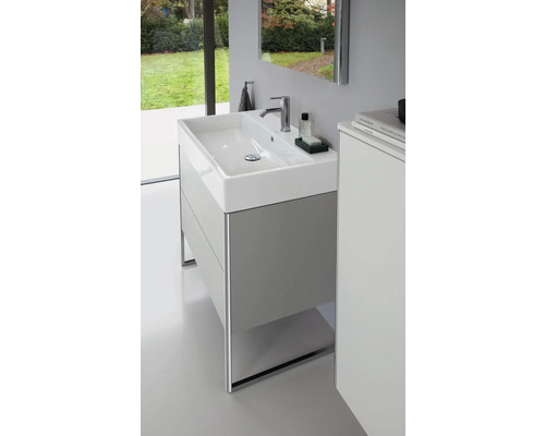 Salle de bains avec meuble sous-lavabo et vasque à poser