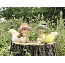 Deux figurines de jardin avec chapeau sur une souche d''arbre