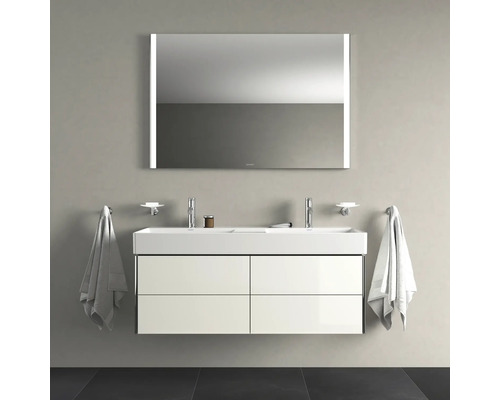 Salle de bain avec double vasque, meuble sous-vasque, miroir avec éclairage et serviettes