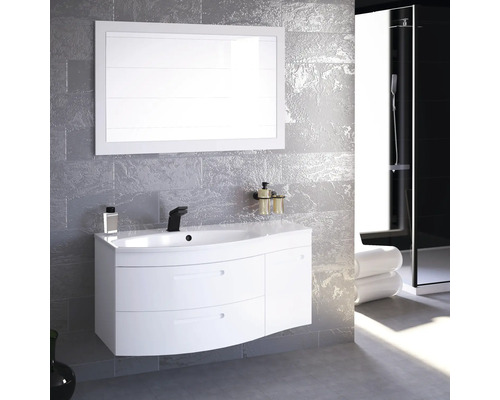 Badezimmer mit weissem Waschtischunterschrank, Spiegel und grauen Fliesen