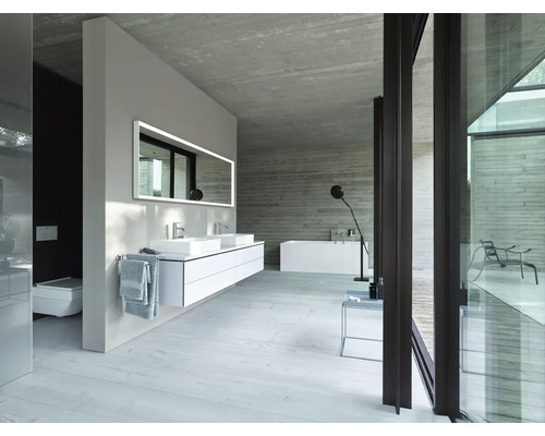 Salle de bains moderne avec lavabo, miroir, baignoire et façade vitrée