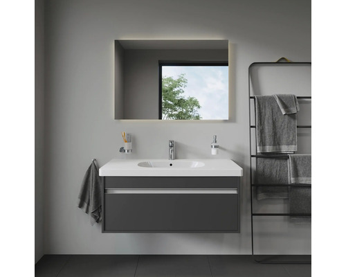 Salle de bains moderne avec meuble-lavabo, miroir éclairé et porte-serviettes