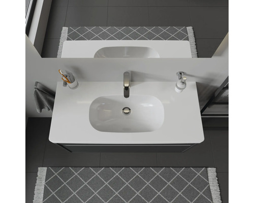 Vue de dessus d''un lavabo de salle de bains avec robinet et miroir