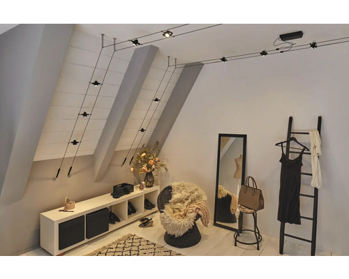 Beleuchteter Dachbodenraum mit Regalsystem, Spiegel, Leiter und dekorativen Elementen.