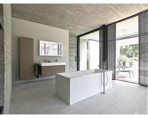 Salle de bains lumineuse avec baignoire, lavabo, miroir et accès à l''extérieur