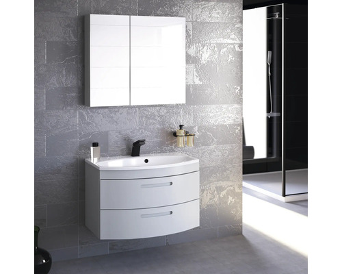 Salle de bains avec meuble sous-vasque, lavabo, armoire de toilette et douche