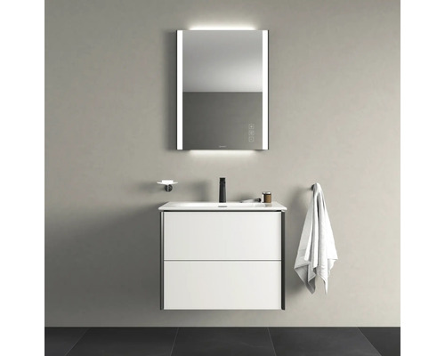 Salle de bains avec meuble sous-lavabo, miroir avec éclairage, robinetterie et serviette