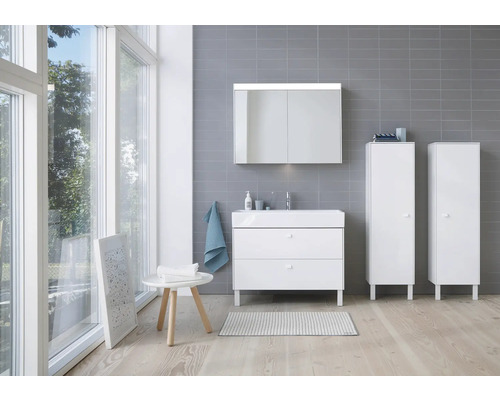 Salle de bain moderne avec meuble-lavabo, armoire de toilette, armoires hautes et table d''appoint.