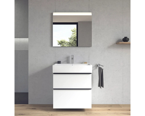 Salle de bains moderne avec meuble sous-lavabo blanc, miroir et porte-serviettes