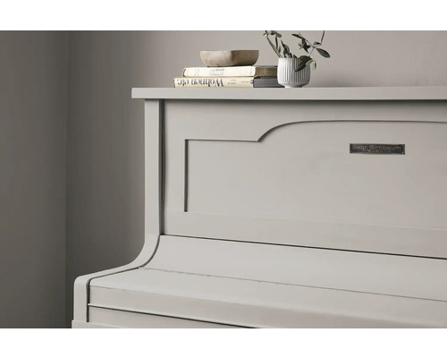 Piano gris avec objets décoratifs sur le dessus