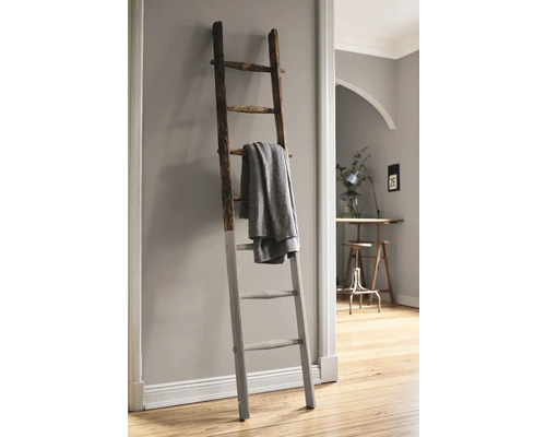 Échelle décorative avec des textiles dans une pièce lumineuse