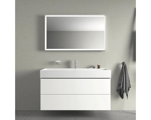 Salle de bains moderne avec meuble sous-vasque, lavabo, miroir lumineux, porte-savon et porte-serviettes.