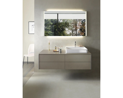 Salle de bains moderne avec meuble-lavabo, miroir avec éclairage et accessoires