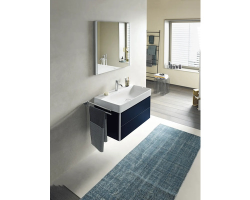 Salle de bain moderne avec lavabo, miroir et tapis