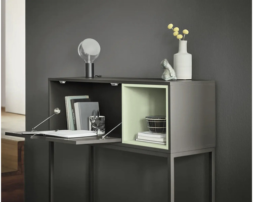 Secrétaire de bureau avec compartiments de rangement, lampe de table, décoration et surface d''écriture ouverte