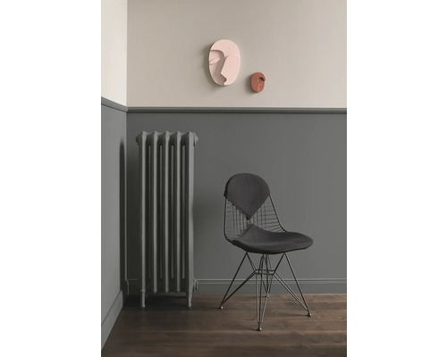 Vue d''une pièce avec radiateur, chaise et décoration murale