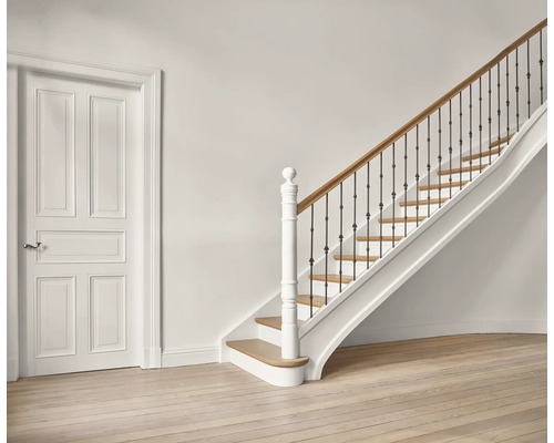 Escalier avec marches en bois et rampe blanche à côté d''une porte
