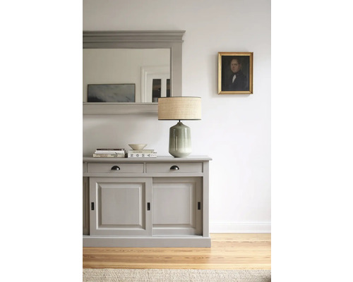 Intérieur avec buffet, miroir, lampe de table et tableau