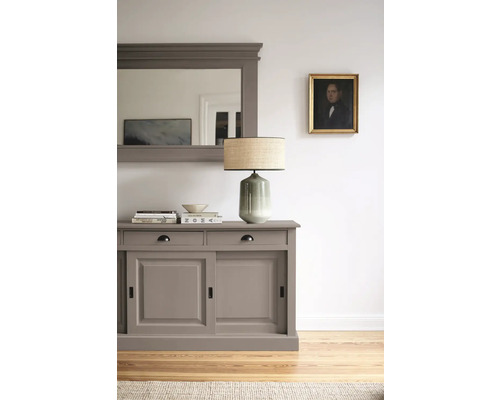 Intérieur de salon avec commode, miroir et lampe