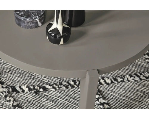 Detailansicht eines grauen runden Tisches mit Dekorationsgegenständen