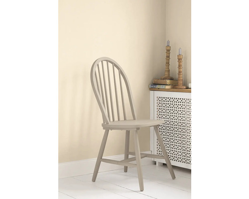 Chaise en bois dans un intérieur