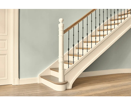 Treppe mit Holzstufen, weissem Geländer und schwarzen Metallspindeln