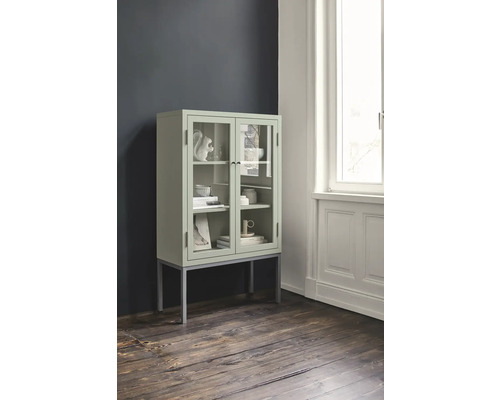 Vitrinenschrank mit Glastüren und Regalen im Wohnzimmer