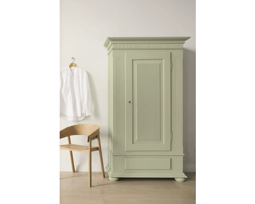 Armoire en bois vert de style vintage avec chaise en bois et chemise