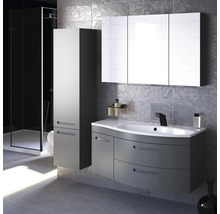 Salle de bains moderne avec meuble-lavabo, armoire de toilette et armoire haute