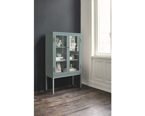 Vitrine avec portes en verre et étagères sur pieds dans le salon