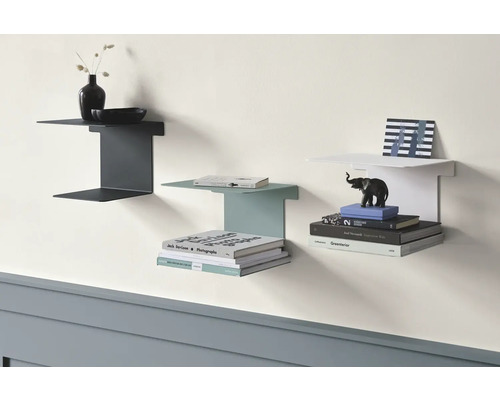 Trois étagères murales de différentes couleurs avec décoration sur un mur