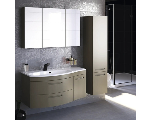 Badezimmer mit Waschtischunterschrank, Spiegelschrank, Hochschrank und Dusche.