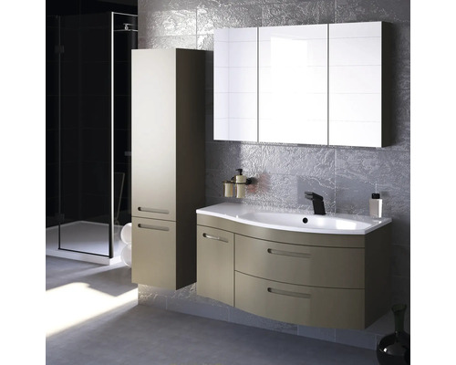 Badezimmer mit Waschtischunterschrank, Spiegelschrank und Hochschrank