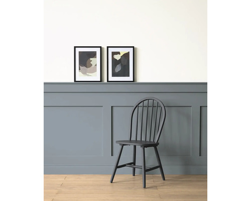 Scène avec deux tableaux abstraits encadrés, une chaise Windsor et des lambris