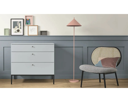 Scène d''ameublement avec commode, lampadaire et chaise devant un mur avec des cadres photo